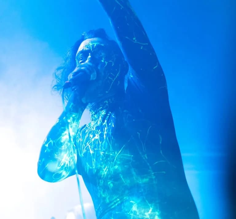 Concierto bajo luz azul