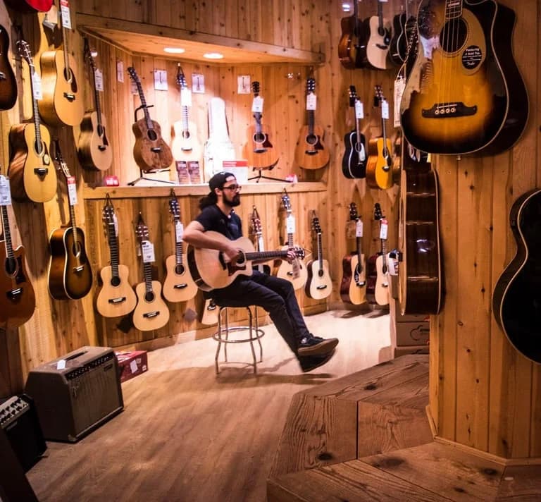 Sesión en tienda de guitarras